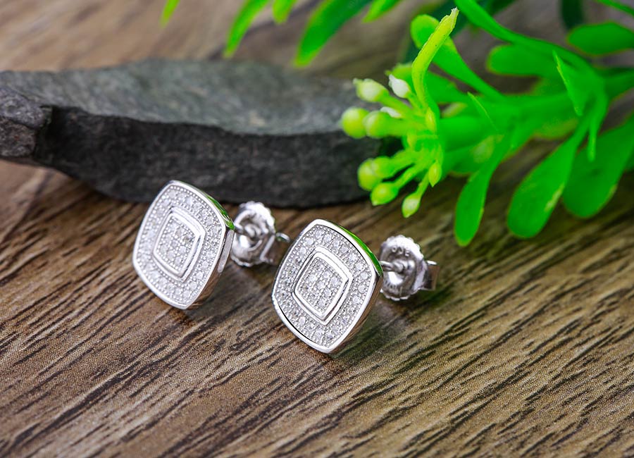 Chốt g&agrave;i đi c&ugrave;ng đ&ocirc;i b&ocirc;ng tai đủ độ chắc chắn, bền vững.