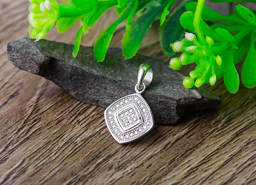 Mặt d&acirc;y chuyền hợp &yacute; th&iacute;ch rất nhiều c&ocirc; g&aacute;i trẻ.