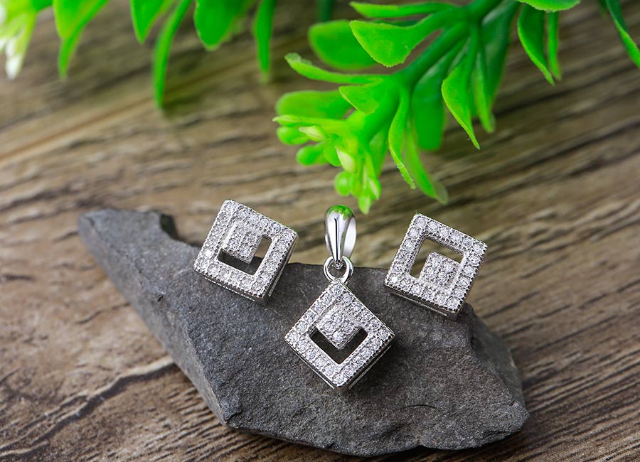 Vi&ecirc;n đ&aacute; CZ tăng sắc s&aacute;ng lấp l&aacute;nh cho bộ trang sức.