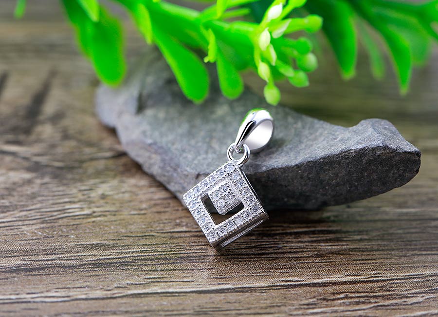 Bạn sẽ tự tin hơn khi được sử dụng mẫu mặt d&acirc;y chuyền đẹp của Eropi.