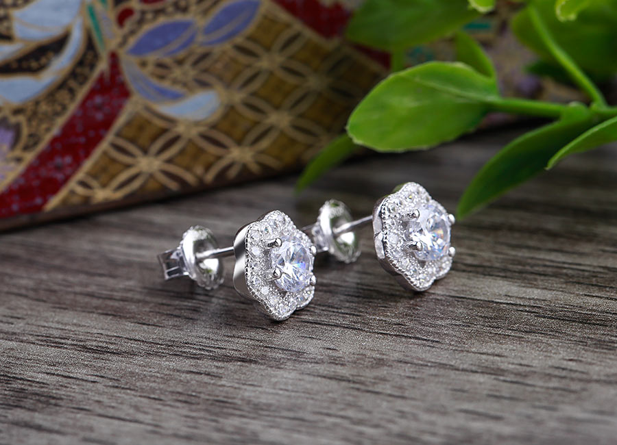 B&ocirc;ng tai bạc c&oacute; dạng khuy&ecirc;n nụ th&acirc;n quen.