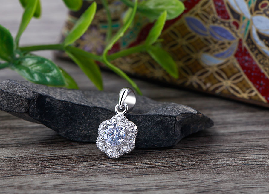 Mặt d&acirc;y chuyền bạc tỏa s&aacute;ng d&ugrave; chỉ đứng một m&igrave;nh.