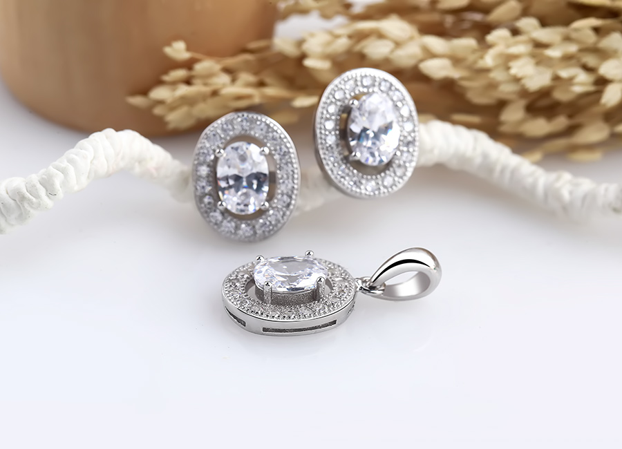 Bộ nữ trang mang sắc trắng tinh kh&ocirc;i gi&uacute;p bạn tỏa s&aacute;ng.