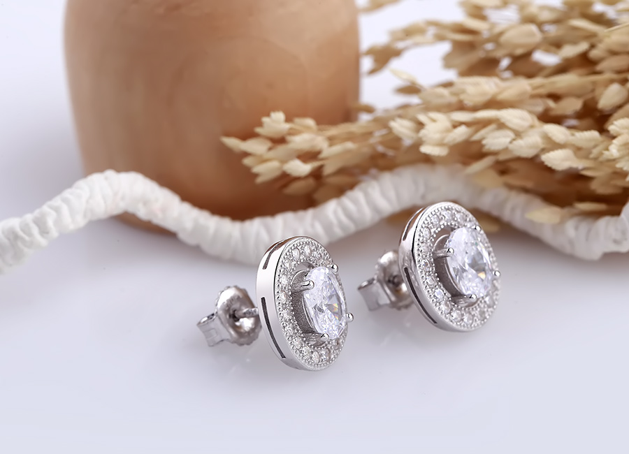 Đ&ocirc;i b&ocirc;ng tai nụ chắc chắn, dễ đeo.