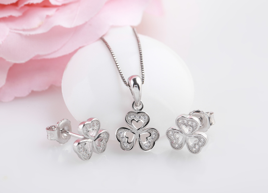 Bộ trang sức bạc Duzy Flower là niềm ao ước của nhiều quý cô.