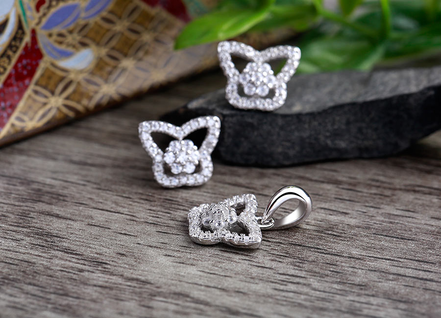 Bạc &Yacute; S925 l&agrave; chất liệu chủ đạo của bộ trang sức. 