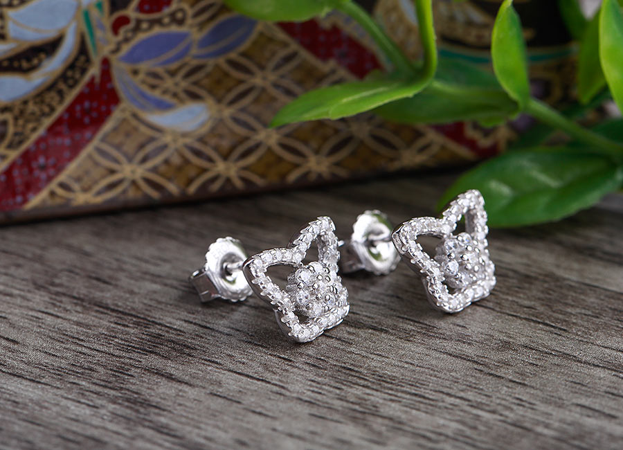 B&ocirc;ng tai bạc c&oacute; dạng khuy&ecirc;n nụ rất dễ sử dụng.