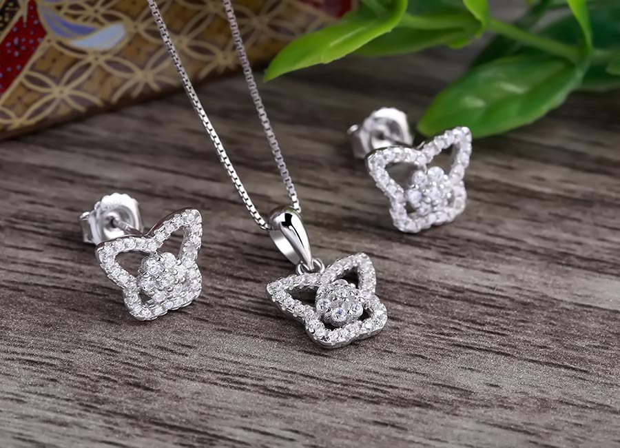 Bề mặt sản phẩm s&aacute;ng lấp l&aacute;nh hạt đ&aacute; CZ.