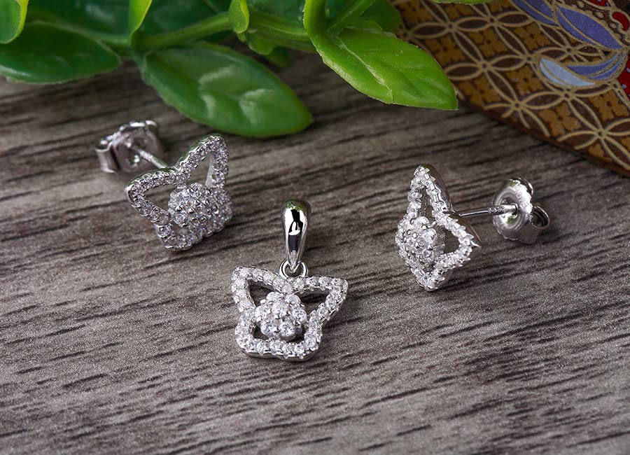 Trọn bộ trang sức c&oacute; tạo h&igrave;nh c&aacute;nh bướm gần gũi v&agrave; tinh tế.