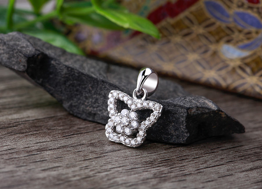 Mặt d&acirc;y chuyền c&oacute; m&oacute;c treo tương đối rộng dễ d&agrave;ng luồn d&acirc;y đeo.