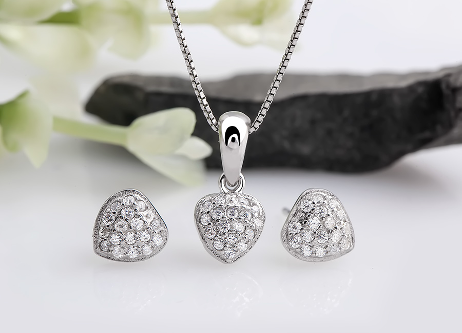 H&igrave;nh ảnh tr&aacute;i tim nạm đ&aacute; lung linh được t&aacute;i hiện sinh động.