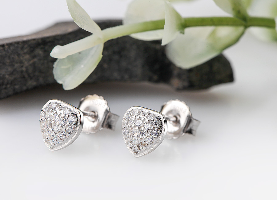 B&ocirc;ng tai mang kiểu d&aacute;ng khuy&ecirc;n nụ c&oacute; chốt g&agrave;i.