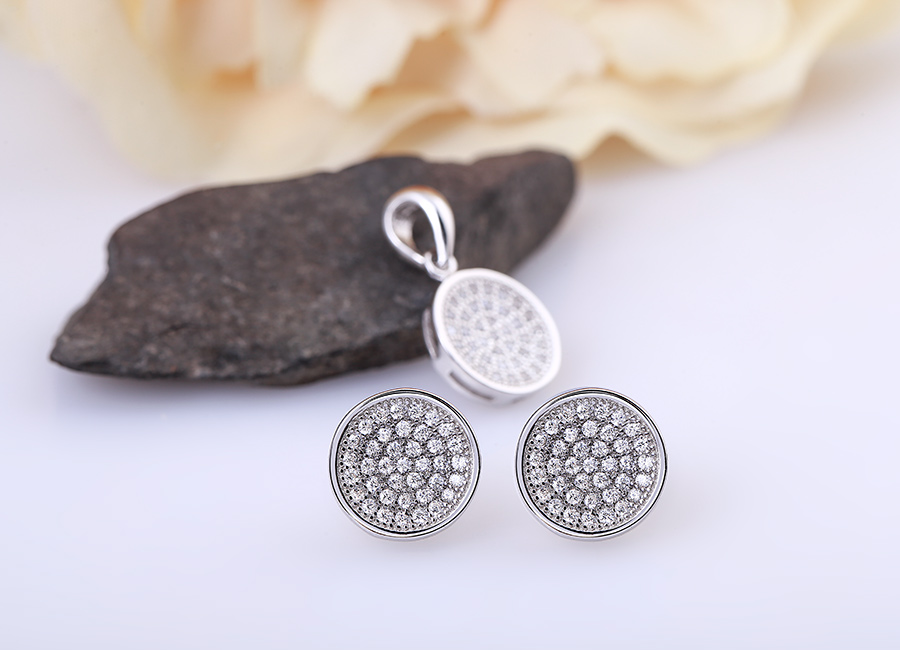 Hạt đ&aacute; CZ được nạm tinh tế từ ngo&agrave;i v&agrave;o trong th&agrave;nh từng v&ograve;ng lồng v&agrave;o nhau.