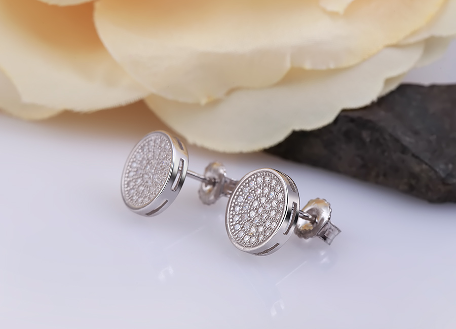 Đ&ocirc;i b&ocirc;ng tai bạc sẽ n&iacute;u giữ mọi &aacute;nh nh&igrave;n tr&ecirc;n khu&ocirc;n mặt bạn g&aacute;i.