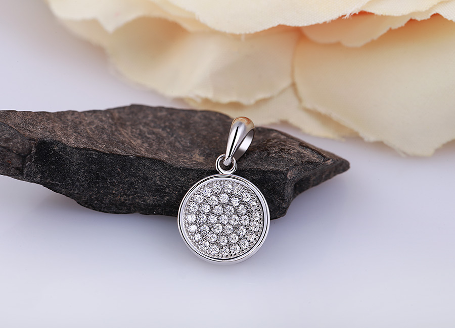 Mặt d&acirc;y chuyền nhẹ nh&agrave;ng m&agrave; y&ecirc;u kiều.