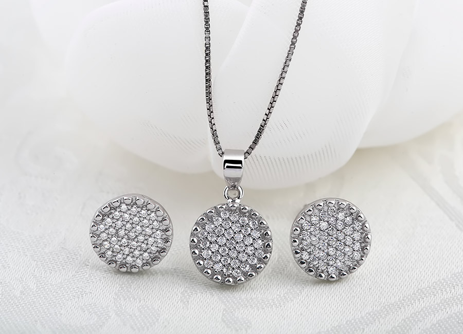 Hebel Circle được l&agrave;m từ bạc &Yacute; S925 nổi tiếng.