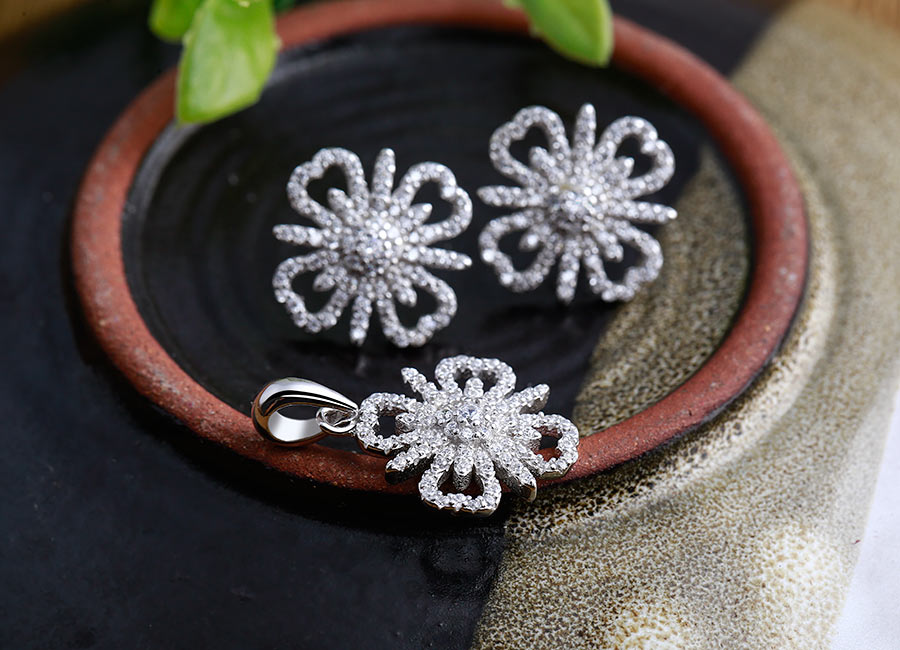 Hermes Flower mang đến kh&ocirc;ng kh&iacute; ngập tr&agrave;n sắc hoa.