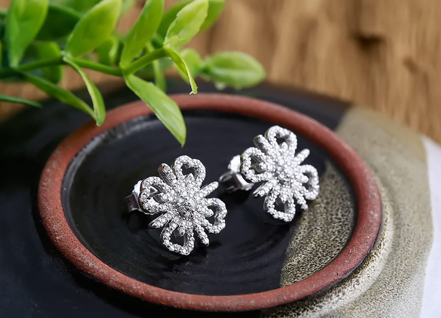 B&ocirc;ng tai bạc y&ecirc;u kiều, nữ t&iacute;nh.