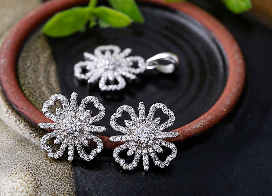 Bộ trang sức to&aacute;t l&ecirc;n vẻ thanh lịch, dịu d&agrave;ng hiếm c&oacute;.