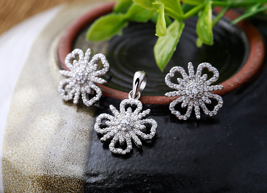 Hạt đ&aacute; CZ sẽ khiến chủ nh&acirc;n ho&agrave;n to&agrave;n h&agrave;i l&ograve;ng.