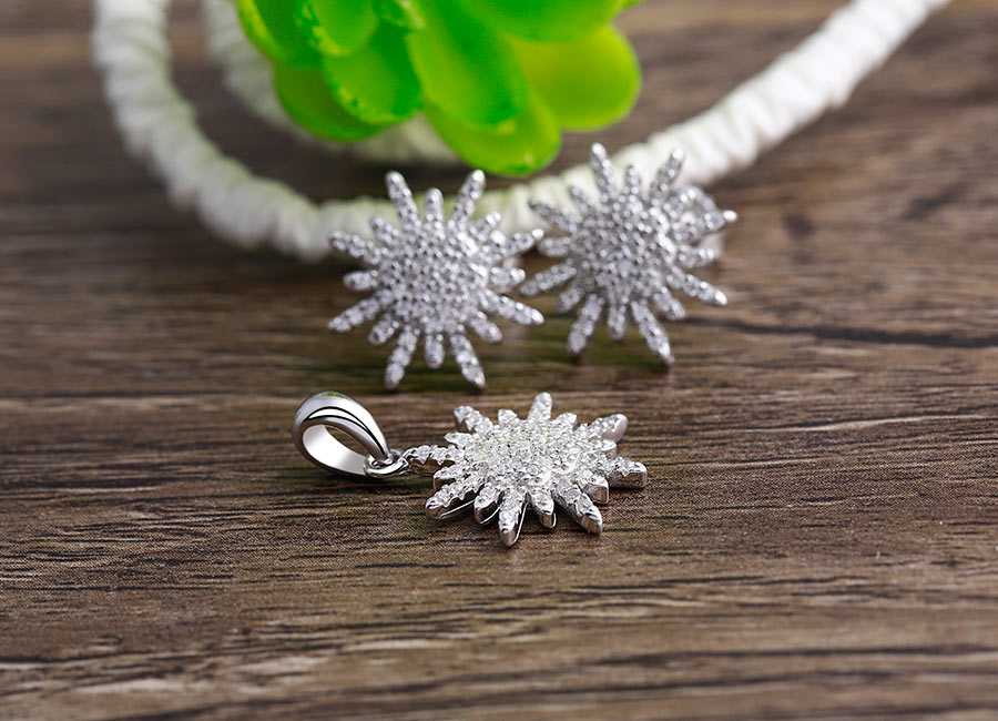 Bộ trang sức bạc Latte bao gồm 1 mặt d&acirc;y chuyền bạc v&agrave; đ&ocirc;i b&ocirc;ng tai bạc đồng thiết kế.