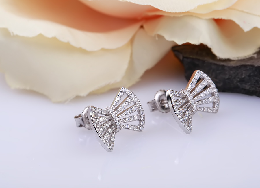 B&ocirc;ng tai bạc đồng thiết kế đem lại vẻ h&agrave;i h&ograve;a đẹp mắt.