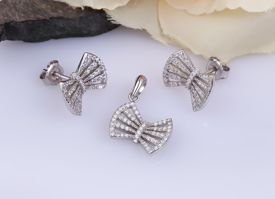 Từng hạt đ&aacute; CZ được nạm tỉ mỉ.