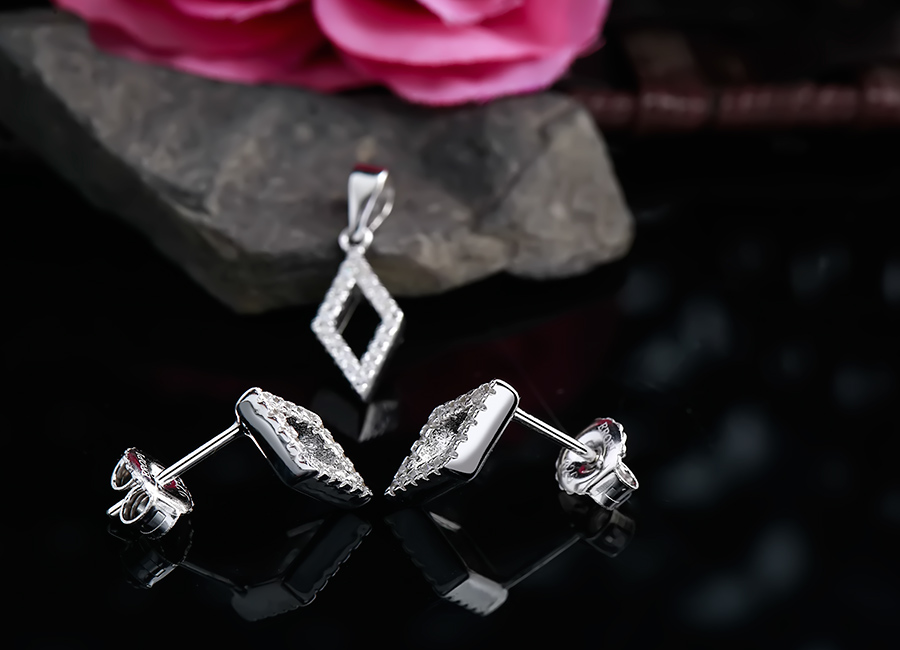  Bộ trang sức bạc Midu gồm: 01 mặt d&acirc;y chuyền v&agrave;  01 đ&ocirc;i b&ocirc;ng tai.