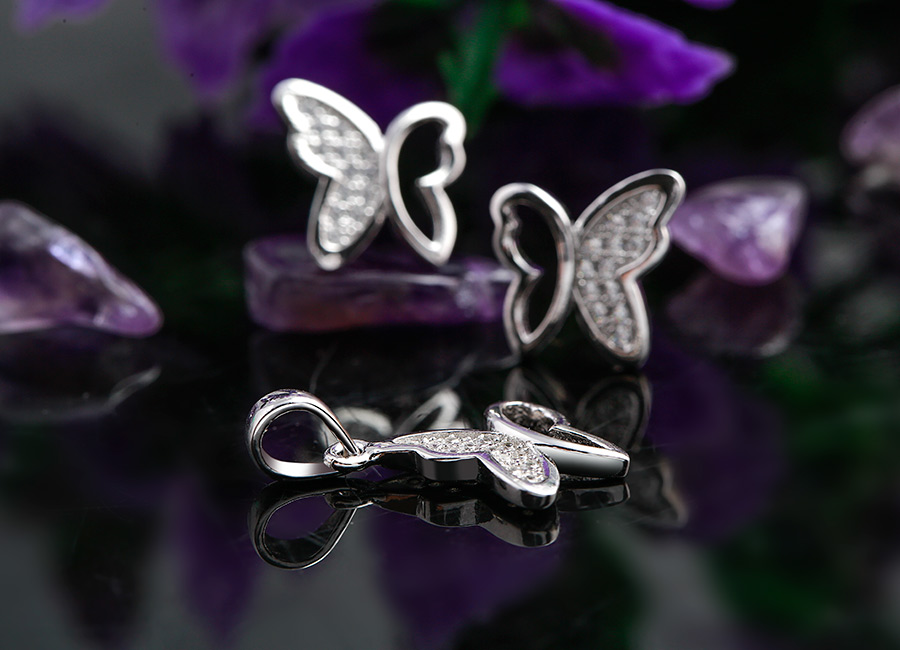 Đường bạc tạo khu&ocirc;n h&igrave;nh c&aacute;nh bướm mềm mại hấp dẫn.