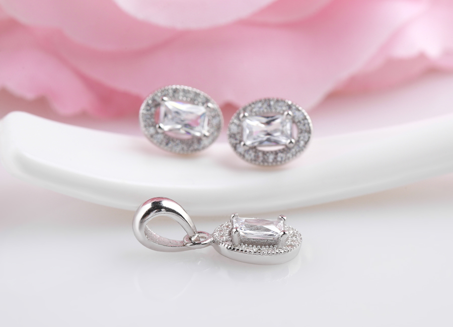 Hạt đ&aacute; CZ to bản h&igrave;nh chữ nhật ch&iacute;nh giữa bề mặt mẫu trang sức.