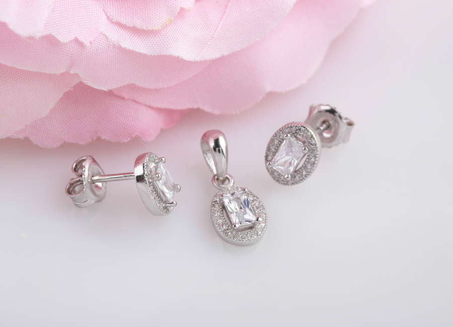 B&ocirc;ng tai bạc c&oacute; dạng khuy&ecirc;n nụ rất quen thuộc phải kh&ocirc;ng n&agrave;o.