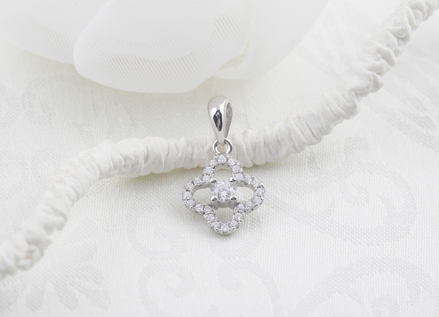 Mặt d&acirc;y chuyền bạc khi nh&igrave;n ch&iacute;nh diện.