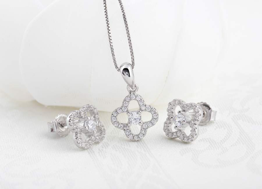 Đ&aacute; CZ khiến bộ trang sức long lanh bội phần.