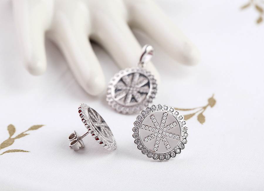 B&ocirc;ng tai bạc c&oacute; thiết kế giống với mặt d&acirc;y chuyền.