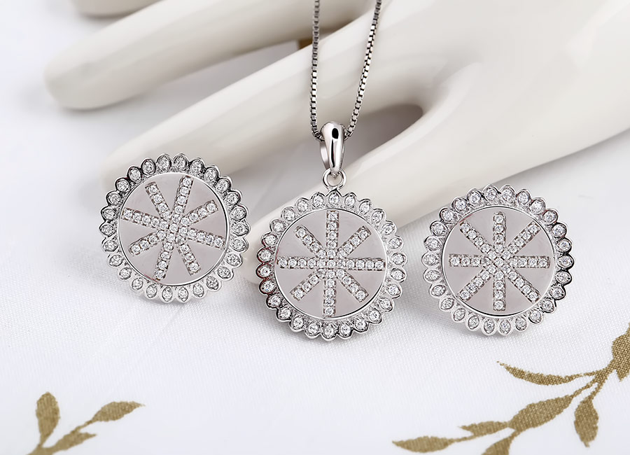 Trọn bộ trang sức gồm: 01 mặt d&acirc;y chuyền bạc v&agrave; 01 đ&ocirc;i b&ocirc;ng tai.