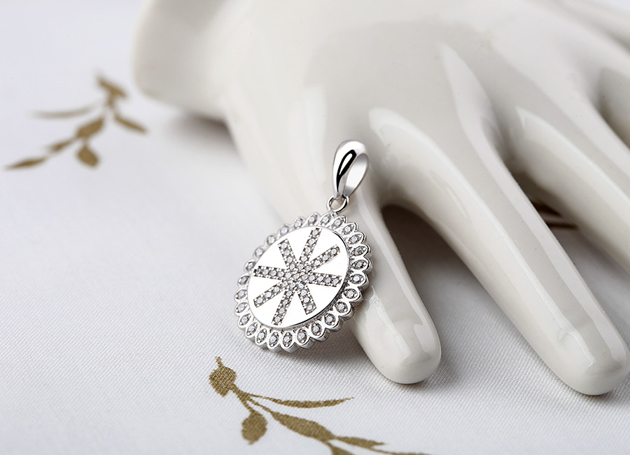 Đ&aacute; CZ khiến bộ trang sức thật thanh lịch, sang trọng.