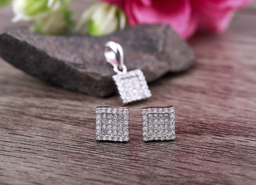 Bộ trang sức bạc Times Square gồm: 01 mặt d&acirc;y chuyền v&agrave;  01 đ&ocirc;i b&ocirc;ng tai.