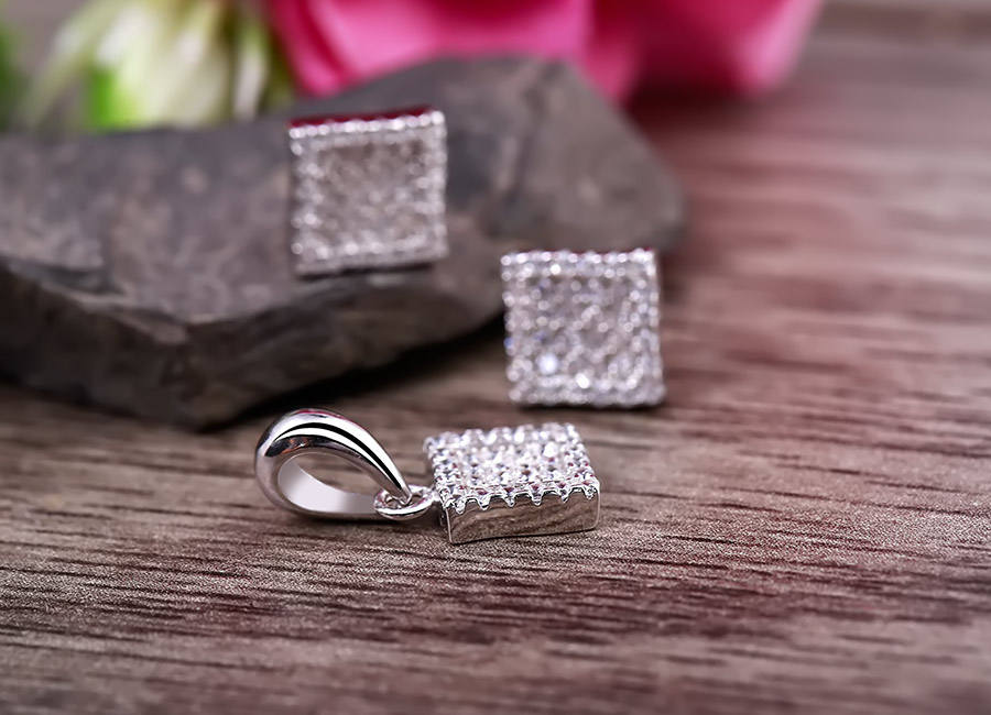 G&oacute;c nghi&ecirc;ng thần th&aacute;nh của mặt d&acirc;y chuyền bạc.