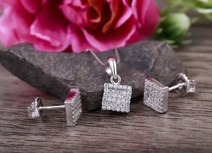 Họa tiết h&igrave;nh vu&ocirc;ng như những vi&ecirc;n kẹo ngọt ng&agrave;o.