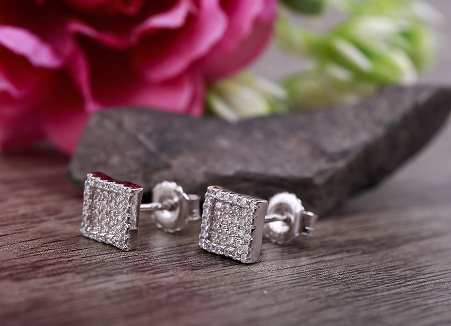 Đ&ocirc;i b&ocirc;ng tai bạc ở dạng khuy&ecirc;n nụ, dễ d&agrave;ng sử dụng.