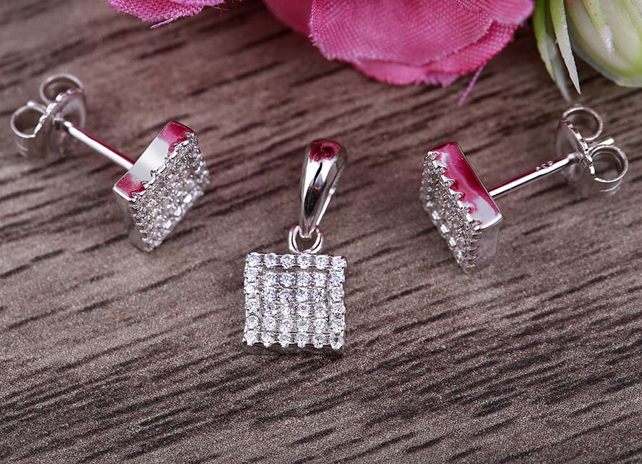 Đứng cạnh nhau, bộ trang sức c&agrave;ng to&aacute;t l&ecirc;n sức h&uacute;t kh&oacute; cưỡng.