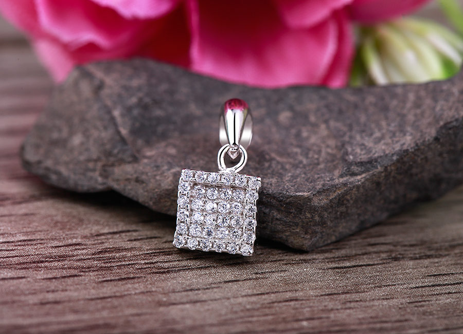 Với mặt d&acirc;y chuyền n&agrave;y, d&acirc;y đeo n&agrave;o cũng l&agrave; chuyện nhỏ.