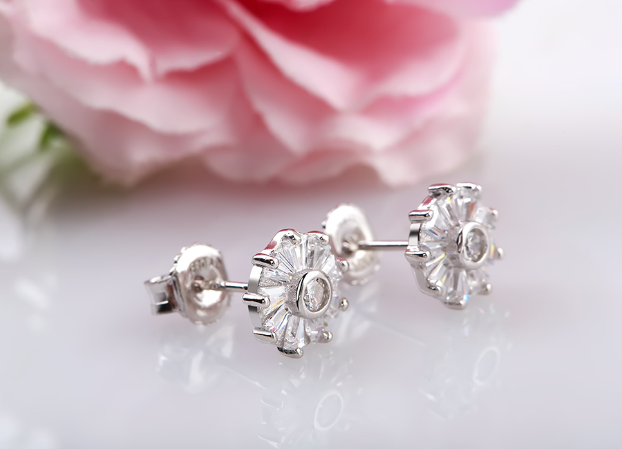 Đ&ocirc;i b&ocirc;ng tai tinh tế, tỏa s&aacute;ng rạng rỡ mang thương hiệu Eropi.