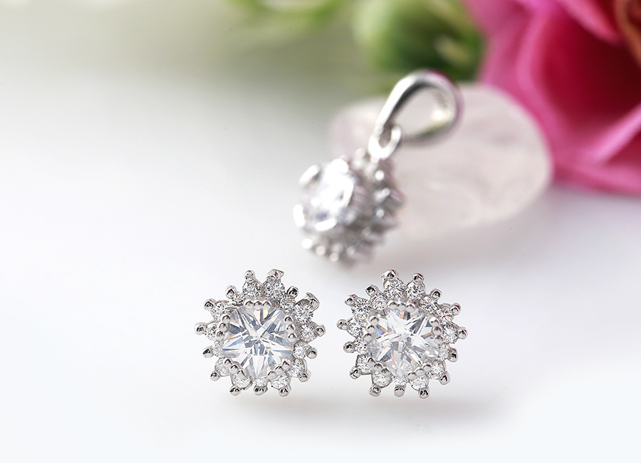 Mẫu nữ trang l&ocirc;i cuốn, hấp dẫn.