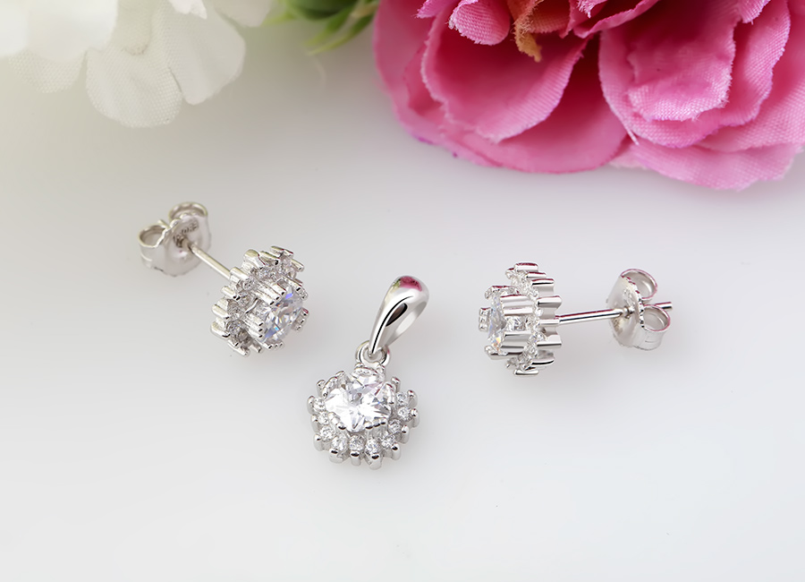 Bộ sản phẩm trang sức được l&ograve;ng ph&aacute;i đẹp.