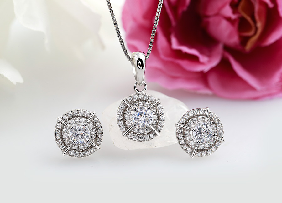 Sự cuốn h&uacute;t kh&oacute; cưỡng của mẫu nữ trang lấp l&aacute;nh.