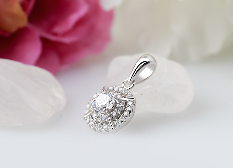 Mặt d&acirc;y chuyền rạng rỡ, l&ocirc;i cuốn.