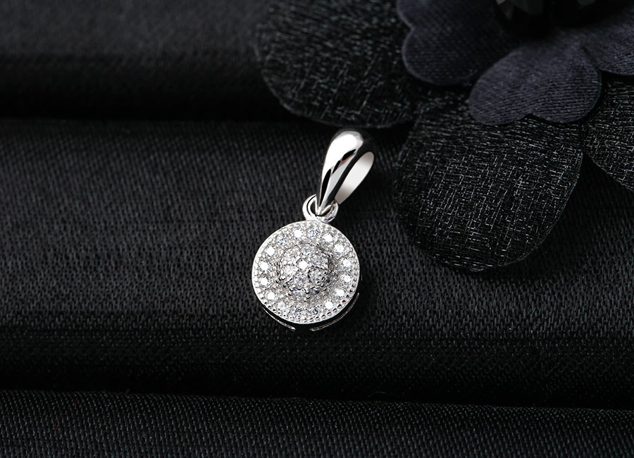 Mặt d&acirc;y chuyền với k&iacute;ch thước nhỏ xinh.