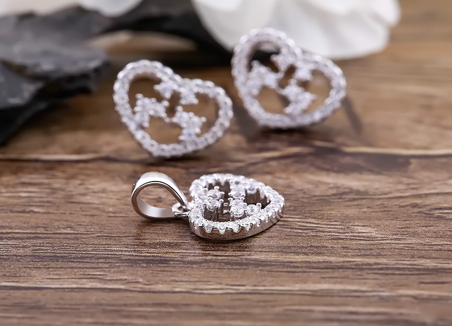 Bộ trang sức tỏa s&aacute;ng với chi tiết nạm đ&aacute; lấp l&aacute;nh.