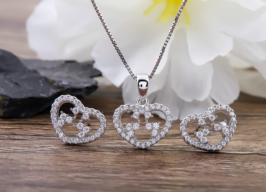 Kiểu d&aacute;ng trẻ trung, ngọt ng&agrave;o n&ecirc;n rất dễ đeo.